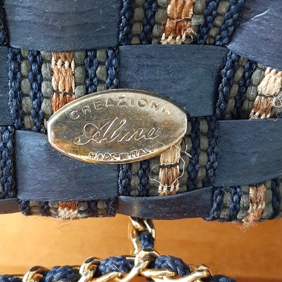 Womans had bag. - Picture 2 of 4